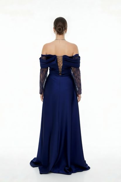 فستان سهرة بمقاسات كبيرة من الساتان الأزرق الداكن بتصميم الكورسيه